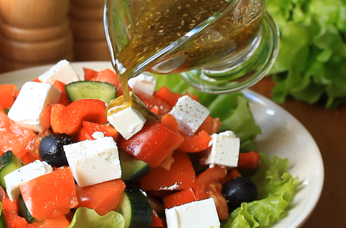 Чем заправляют греческий салат: 7 вариантов заправки от шеф-повара [+рецепт] | все очень просто