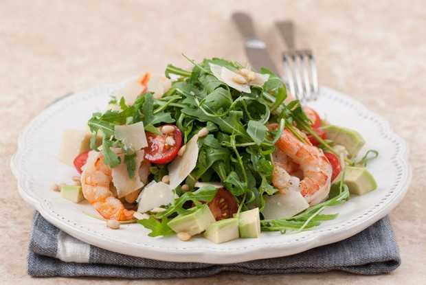 Салат с морепродуктами и кедровыми орешками: вариации приготовления