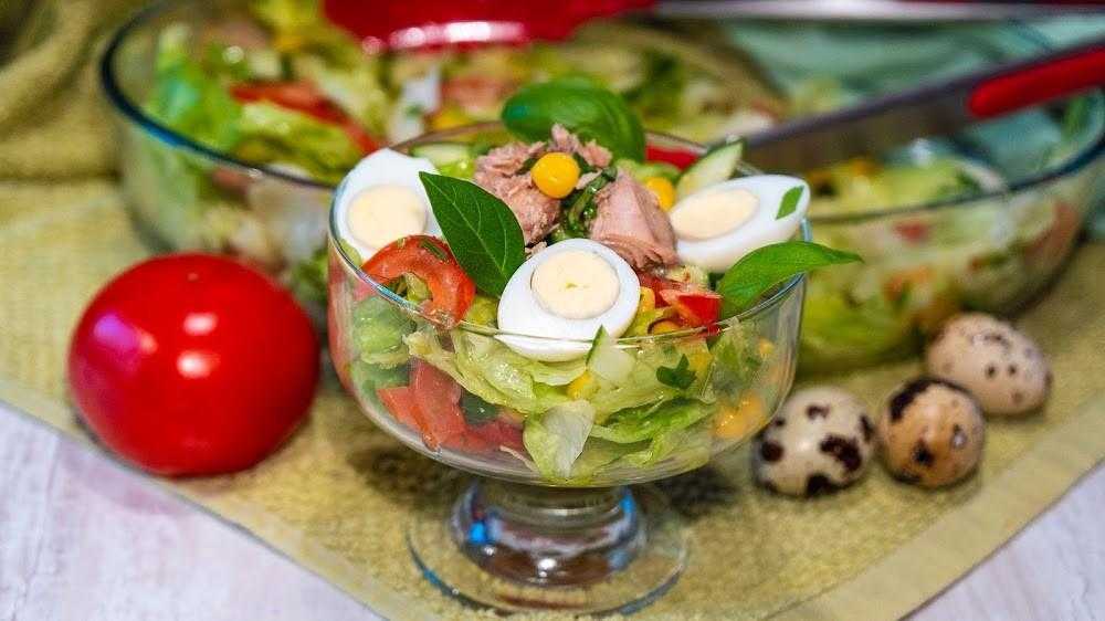 Вкусный салат с тунцом, кукурузой и яйцом