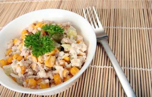 Салат с тунцом, кукурузой и яйцом: 5 способов готовки