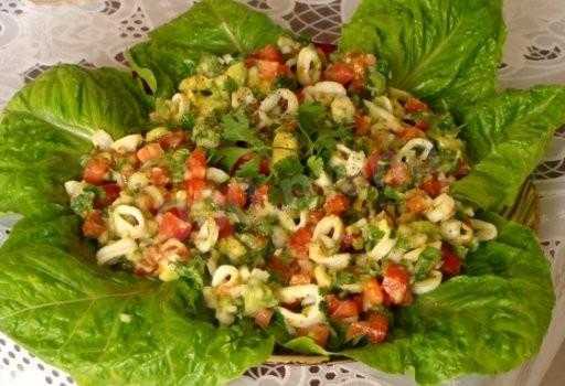Салат с кальмаром и яйцом: 5 фото-рецептов