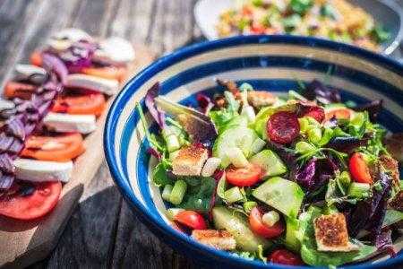 10 освежающих салатов с сельдереем - лайфхакер