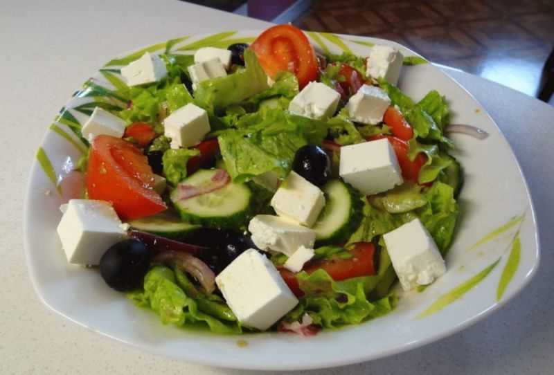 Как приготовить греческий салат: классический рецепт и 5 самых креативных идей - лайфхакер