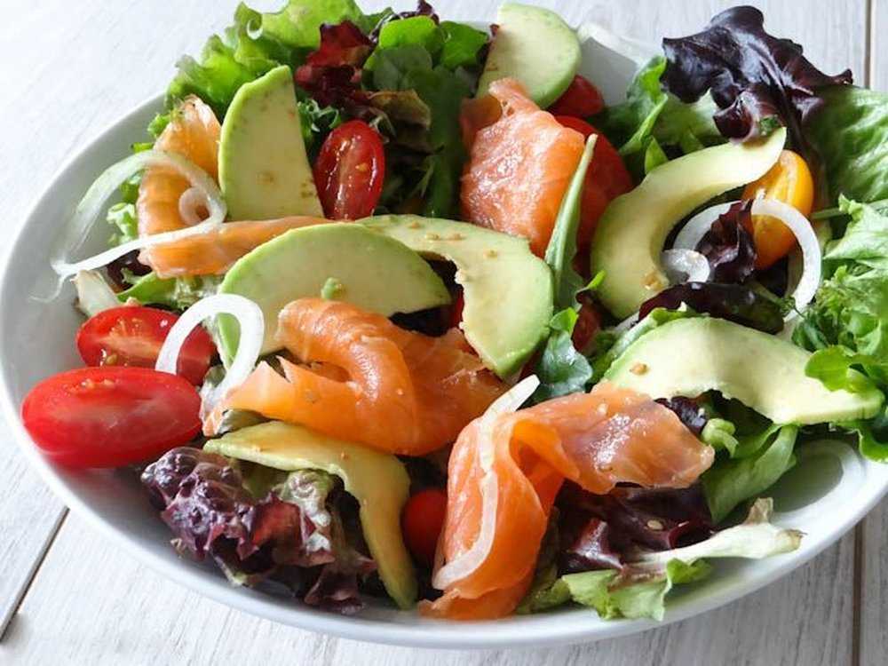 Салат с авокадо и семгой: рецепты домашних деликатесных блюд