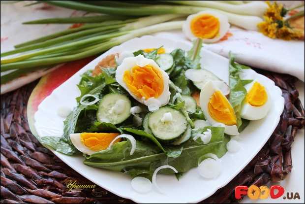 Салат с луком и яйцом
