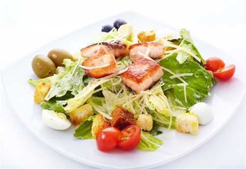 Классический салат цезарь с семгой рецепт с фото пошагово - 1000.menu