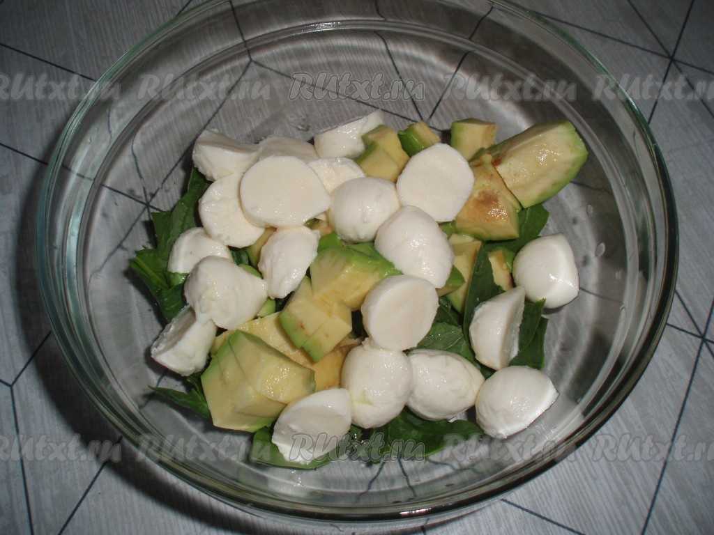 Салат из авокадо с сыром и гранатом