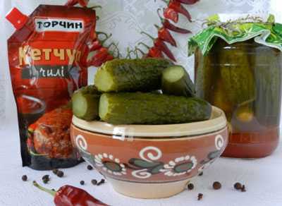 Огурцы с кетчупом чили на зиму (3 рецепта)