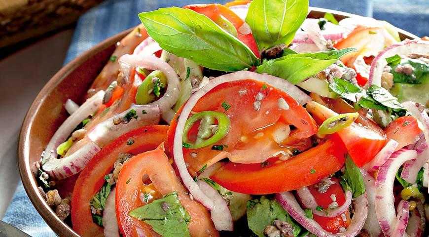Салат с грецкими орехами - совмещаем вкусное с полезным: рецепт с фото и видео