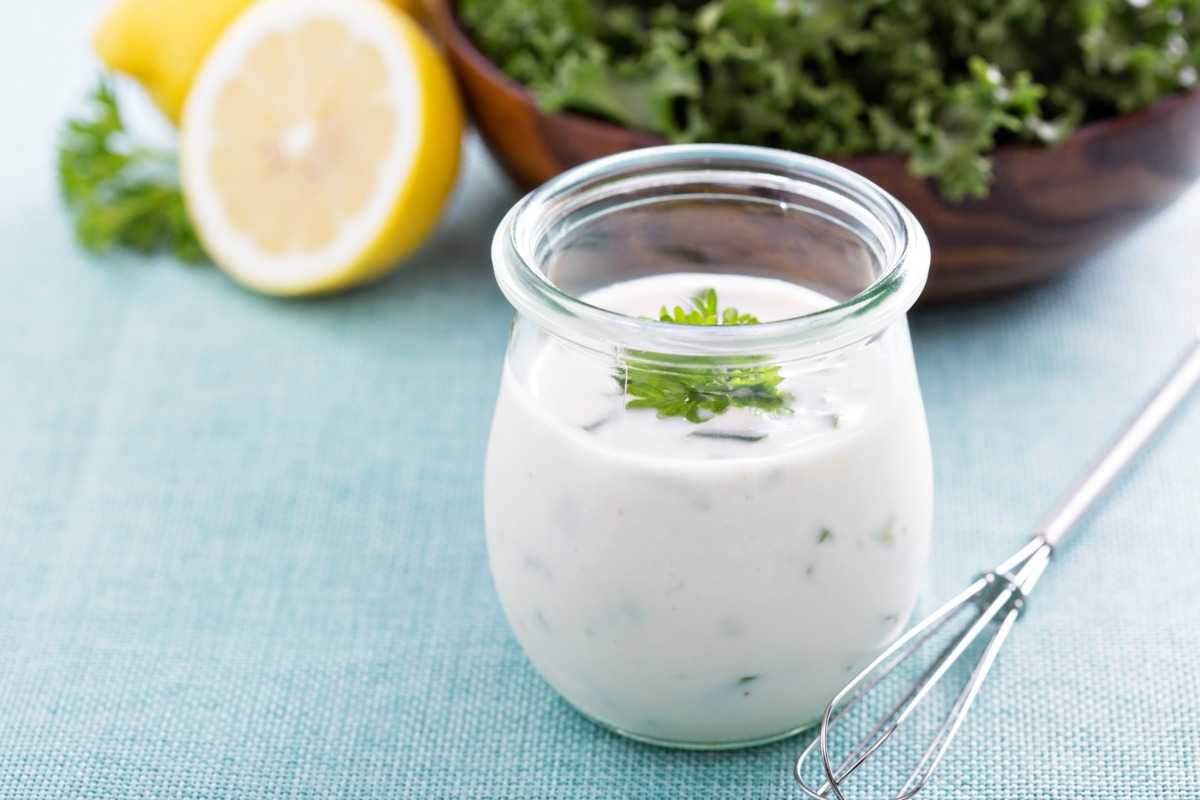 Сметанный соус — рецепты приготовления в домашних условиях вкусной заправки для салатов, супов и горячих блюд