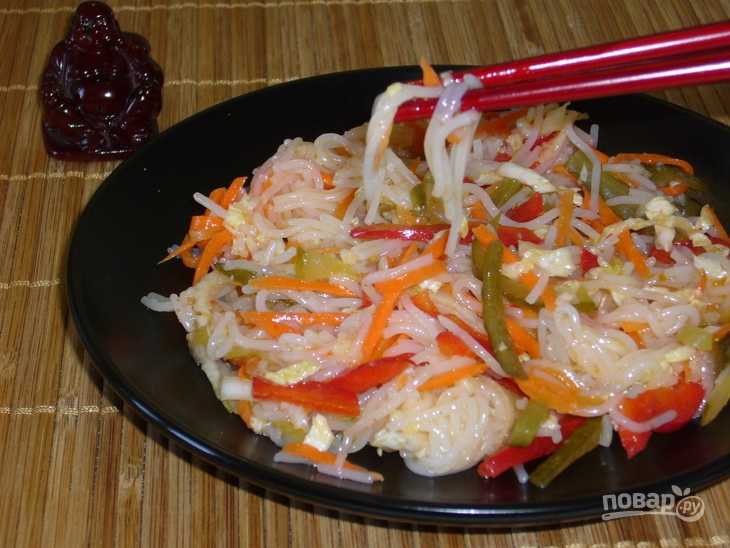 Салат из рисовой лапши с курицей и огурцом
