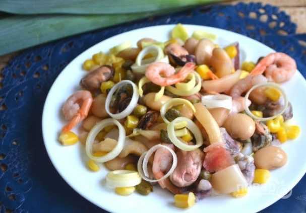 Салат с морским коктейлем