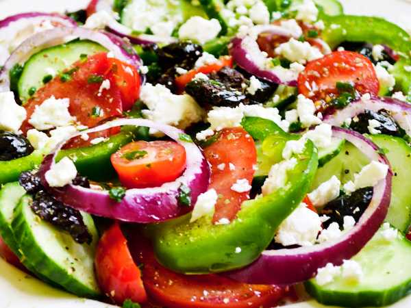 Чем заправляют греческий салат: 7 вариантов заправки от шеф-повара [+рецепт]