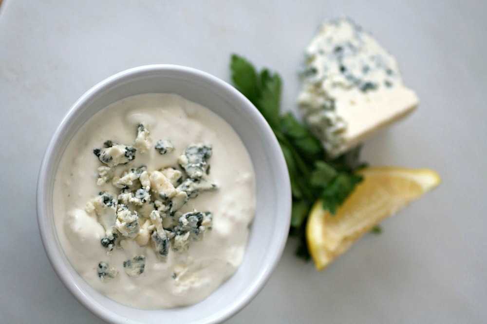 Салат с жареным сыром: выбор продуктов, рецепт, порядок приготовления, фото