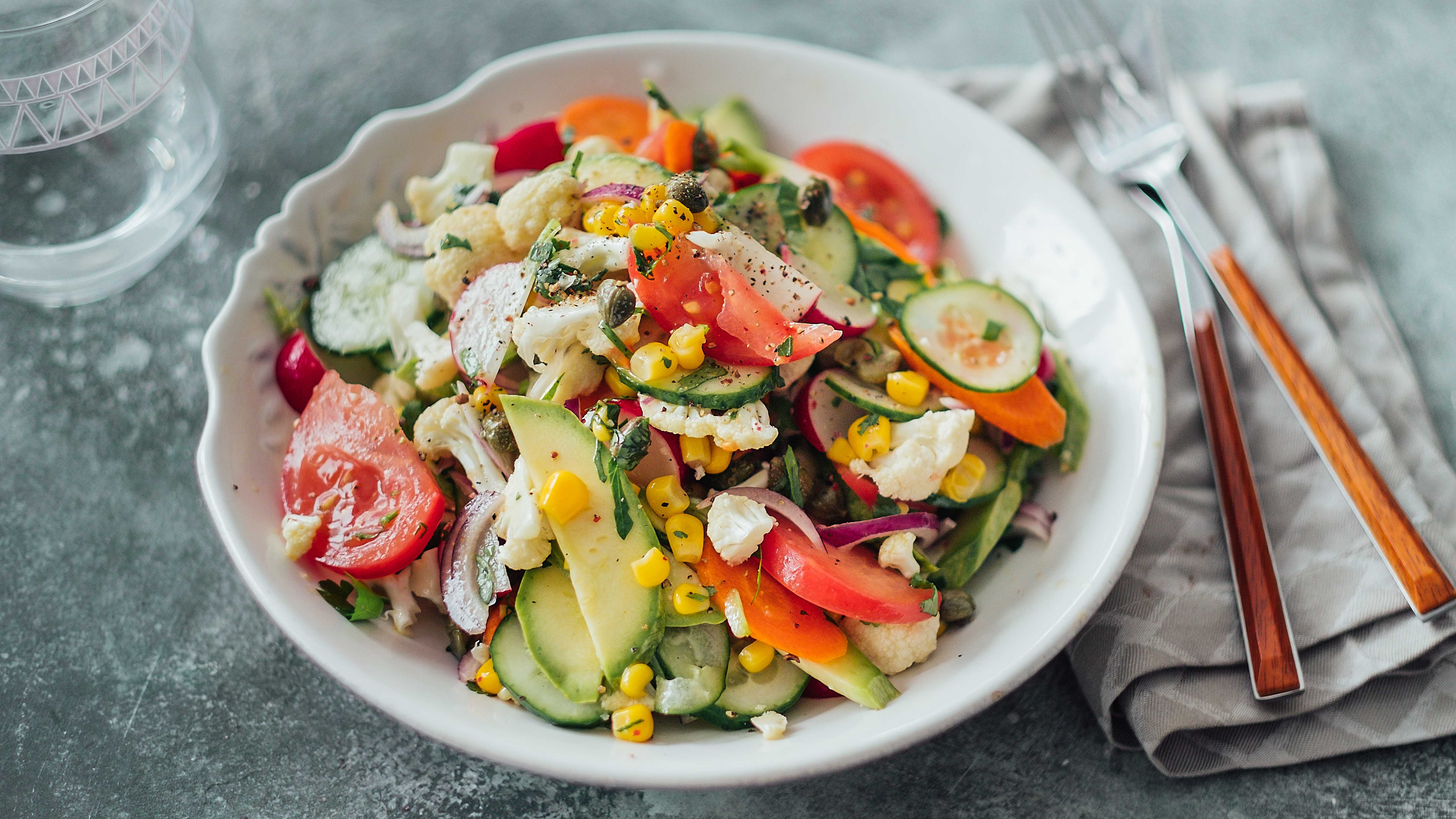 Очень вкусные овощные салаты: 10 простых рецептов на каждый день и для праздничного стола