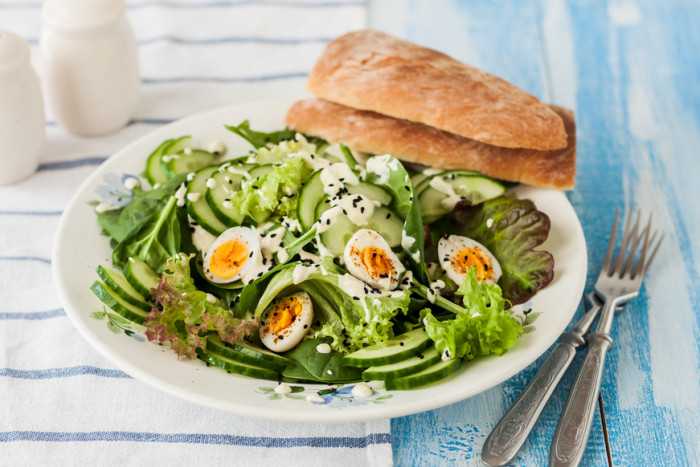 Салаты с зелёным луком и яйцом: пошаговые рецепты с фото и видео
