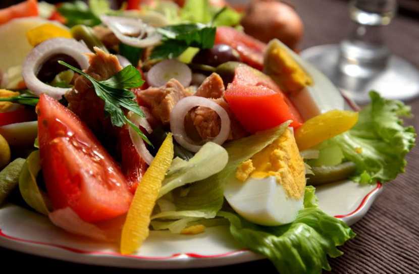 Салат с консервированным тунцом: 12 вкусных рецептов приготовления