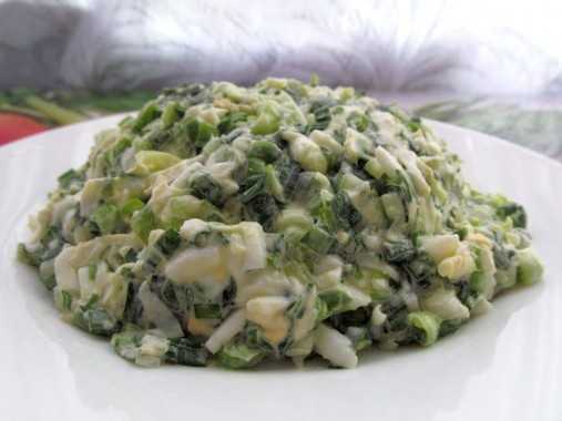Салат зеленый лук с яйцом
