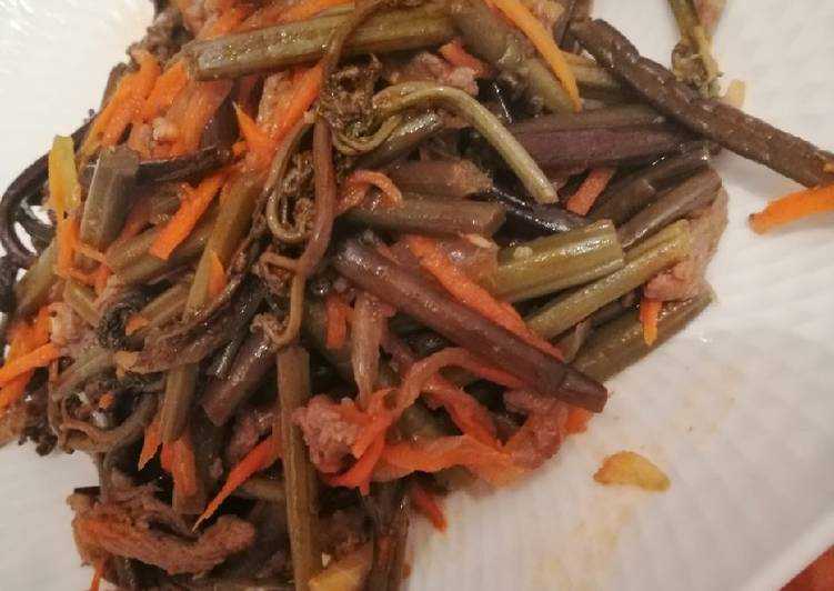 Салат из папоротника - рецепты из свежих или соленых побегов по-корейски, с мясом, морковью и луком