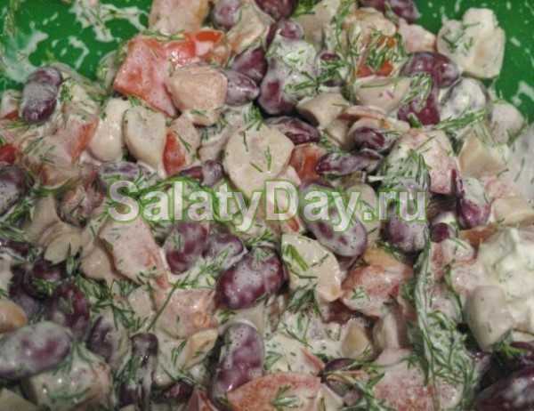 Салат с красной консервированной фасолью и сухариками
