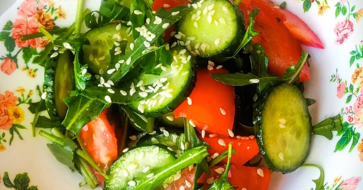Салат с рукколой, огурцами и помидорами - пошаговый фоторецепт
