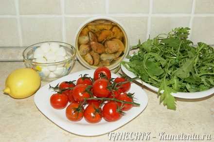 Салат с рукколой и креветками помидорами черри пармезаном