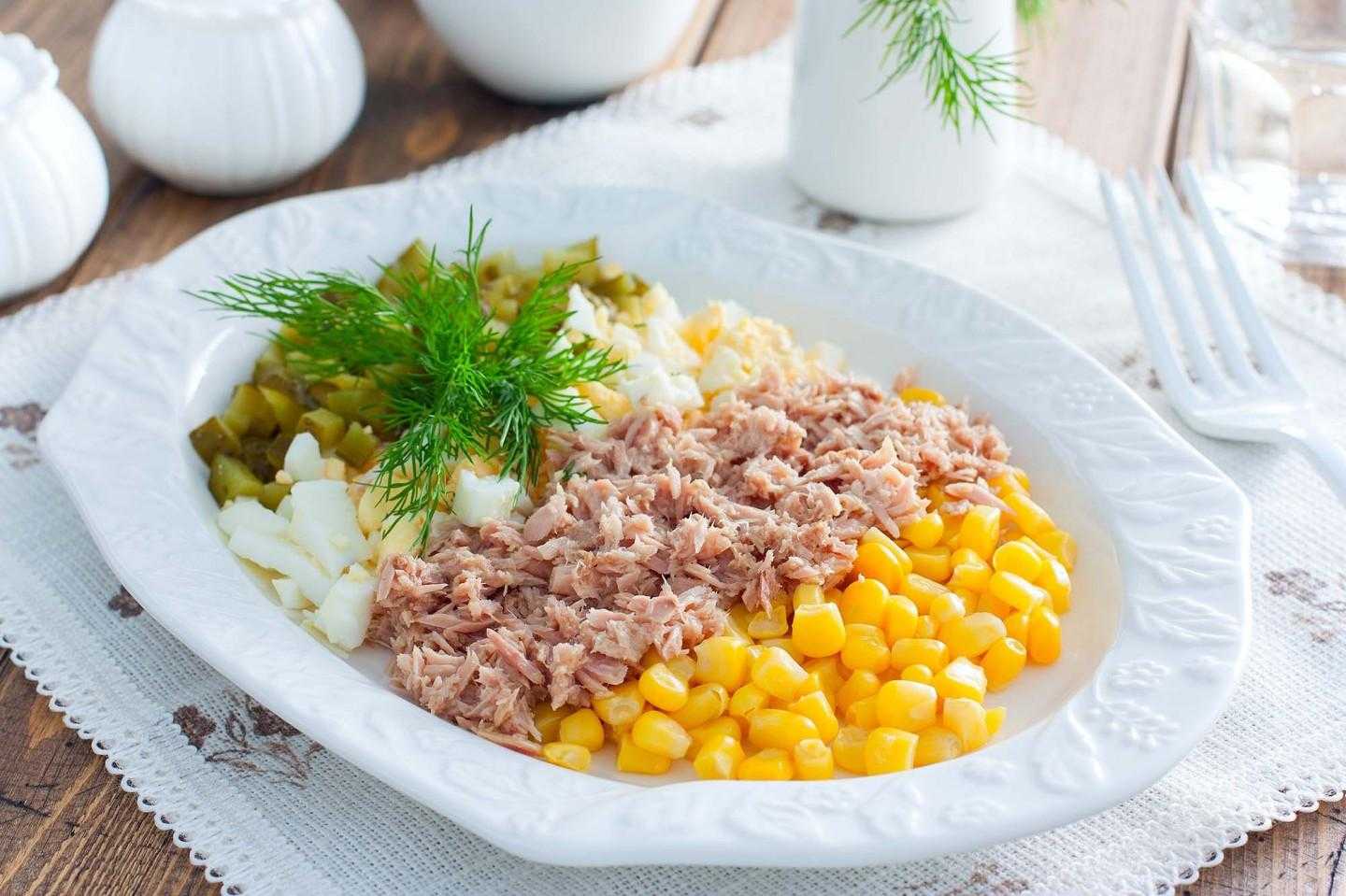 Салат с консервированным тунцом, кукурузой и яйцом рецепт с фото пошагово и видео - 1000.menu