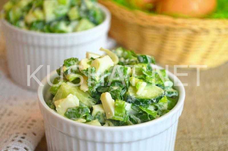 Зеленый салат с яйцом