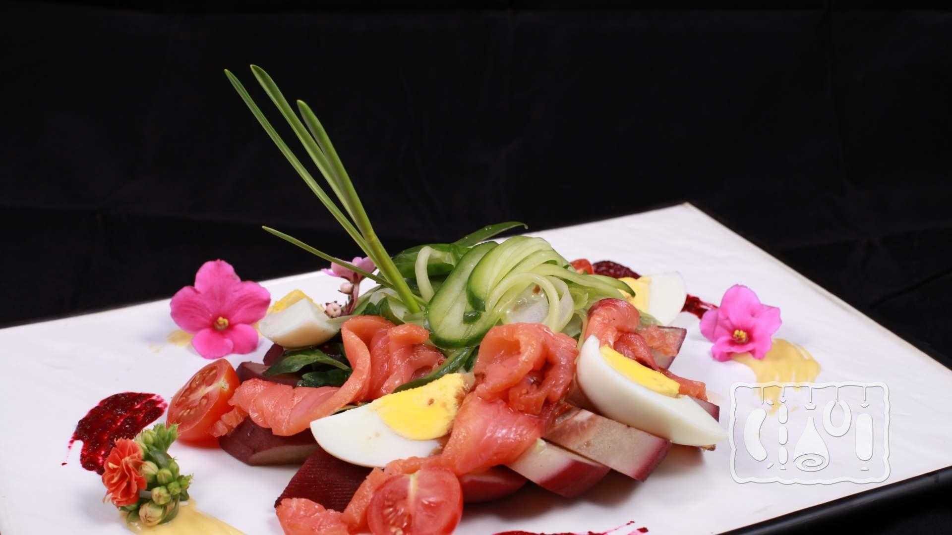 Салаты с копченым лососем: пошаговые рецепты с фото и видео