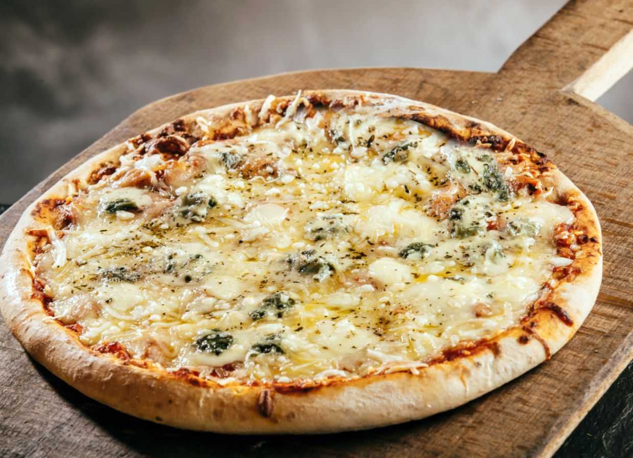 С грушей и сыром - мой любимейший рецепт пиццы: обожаю с первого кусочка - пир во время езды