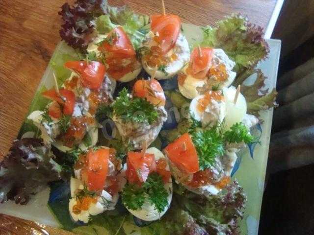 Салат с фаршированными яйцами рецепт с фото пошагово - 1000.menu