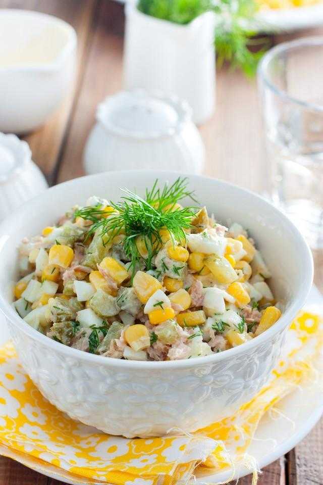 Салат с тунцом, помидорами и кукурузой - 7 пошаговых фото в рецепте