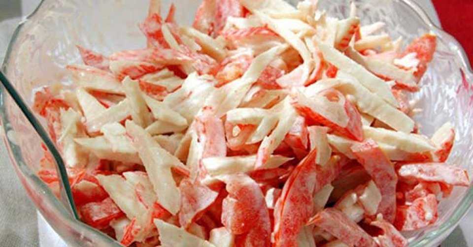 Салат красное море с крабовыми палочками и сладким перцем. простой и вкусный пошаговый рецепт