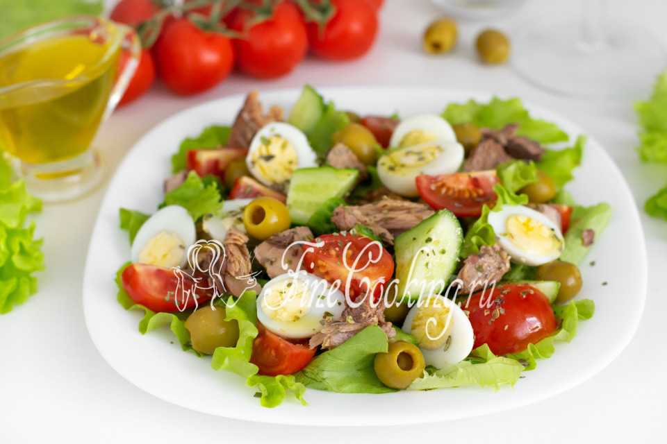 Салат с тунцом, нутом и перепелиными яйцами - кулинарный рецепт с пошаговыми инструкциями | foodini