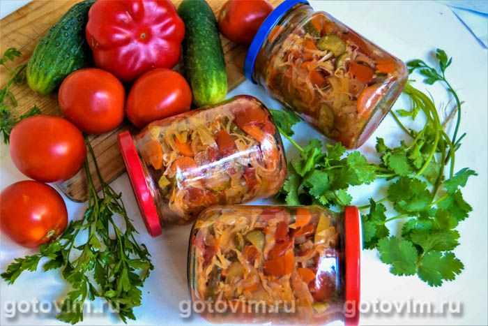 Салат охотничий на зиму. рецепт классический без стерилизации с помидорами, огурцами, капустой, перцем. фото пошагово