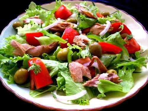 Салат с консервированным тунцом — 10 пошаговых рецептов приготовления