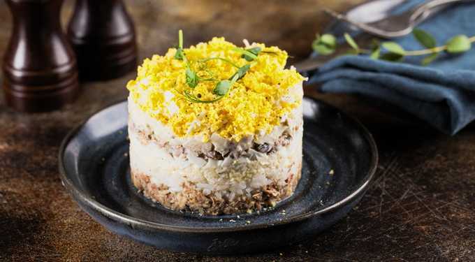 Классический салат «мимоза» - рецепты с рыбными консервами, курицей и рисом
