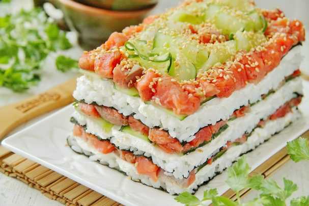 Салат суши — 6 невероятно вкусных рецептов пошагово (слоями, с красной рыбой)