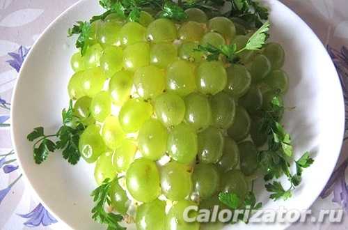 Сытный салат «виноградная гроздь» с курицей