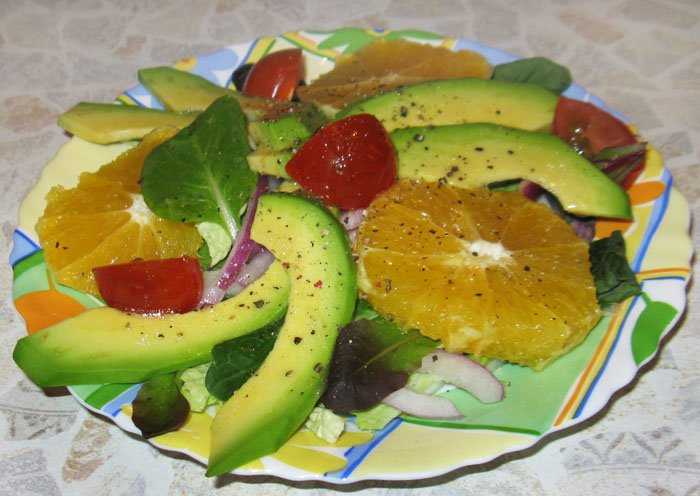 Салат с авокадо и красной рыбой - бесподобная закуска для праздника и на каждый день