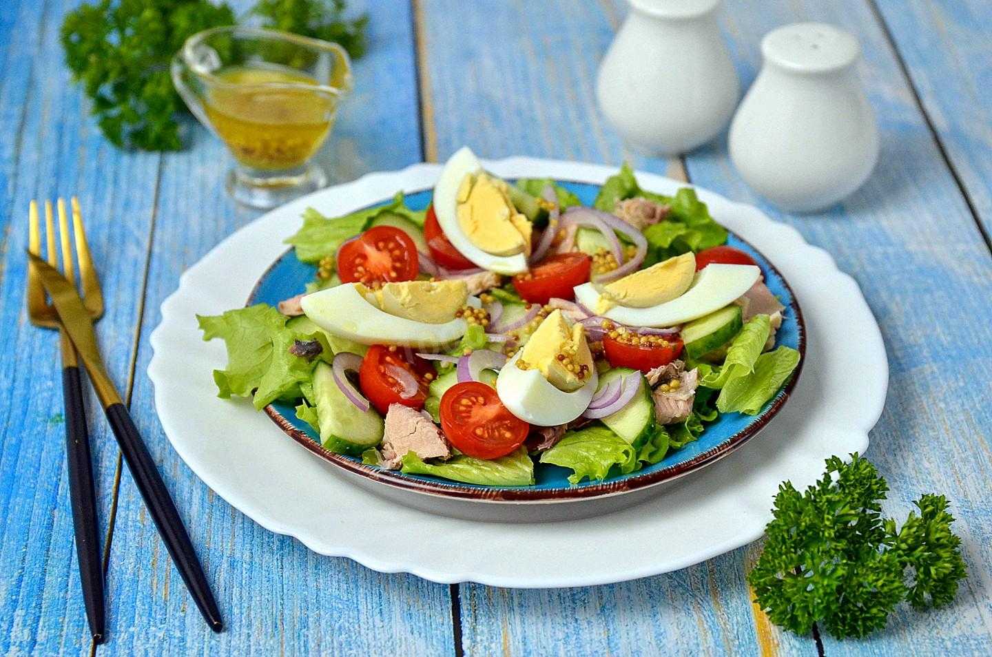 Салат со свежими овощами и перепелиными яйцами