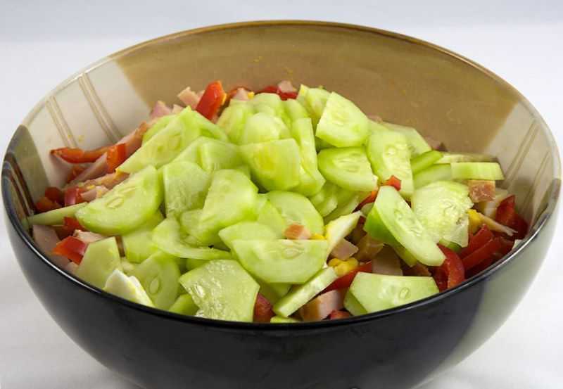 10 сытных салатов с ветчиной, которые хочется попробовать - лайфхакер