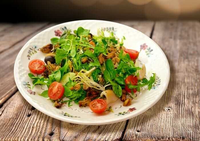 Салат из консервированного кальмара - полезный деликатес на вашем столе: рецепт с фото и видео