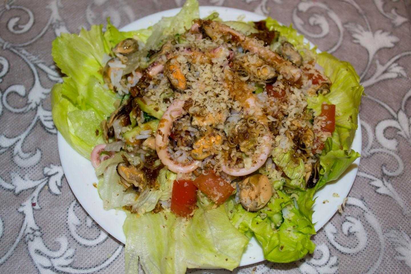Салат из кальмаров и мидий с чипсами “жемчужина моря” | вкусные салаты