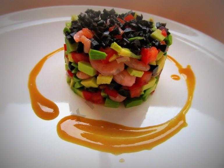 Салат из кальмаров с авокадо. 800 блюд для разгрузочных дней