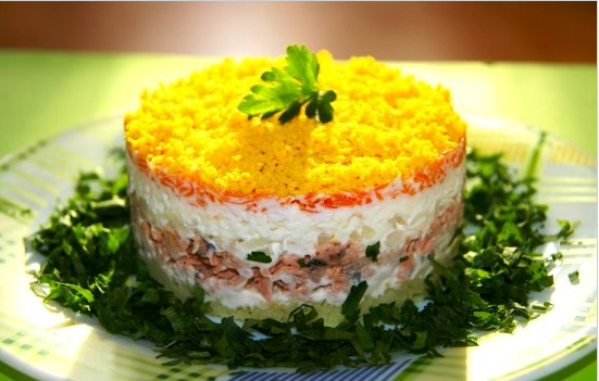 Салат мимоза с консервой и рисом (с сыром, маслом, морковью) - классический