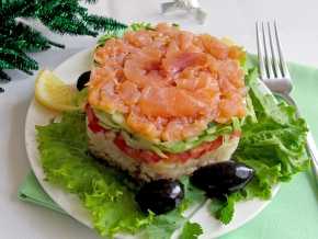 Салаты с лососем - 15 рецептов (с соленой, консервированной рыбой)