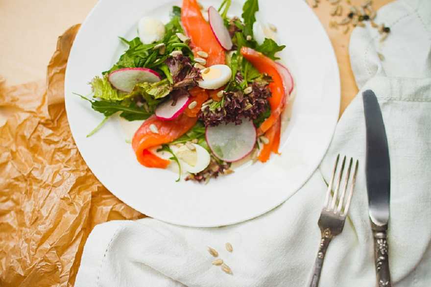 Как приготовить салат с копченым лососем?