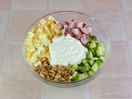Салат из редиски с яйцом огурцом и зеленым луком