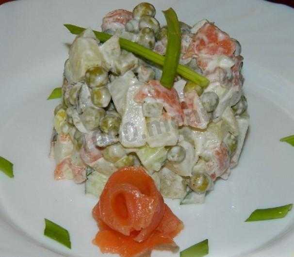 Слоёный салат из лосося и твердого сыра с майонезом